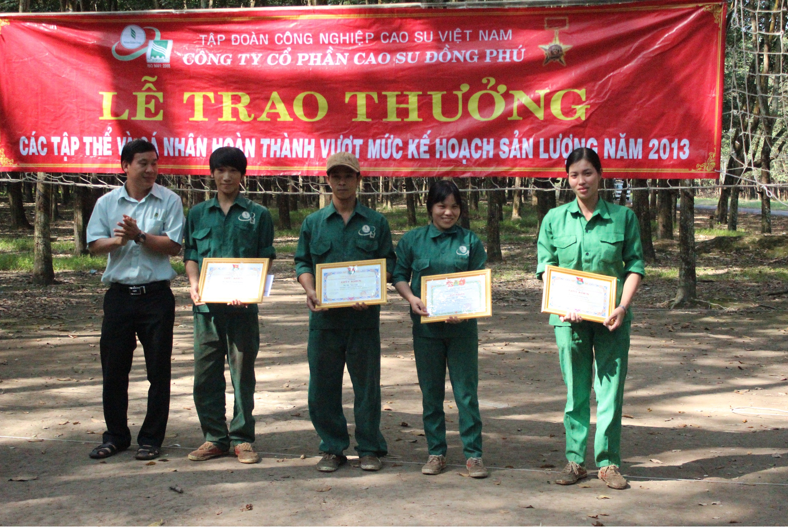 Đoàn Thanh niên Công ty khen thưởng phong trào thi đua vượt sản lượng giao khoán năm 2013
