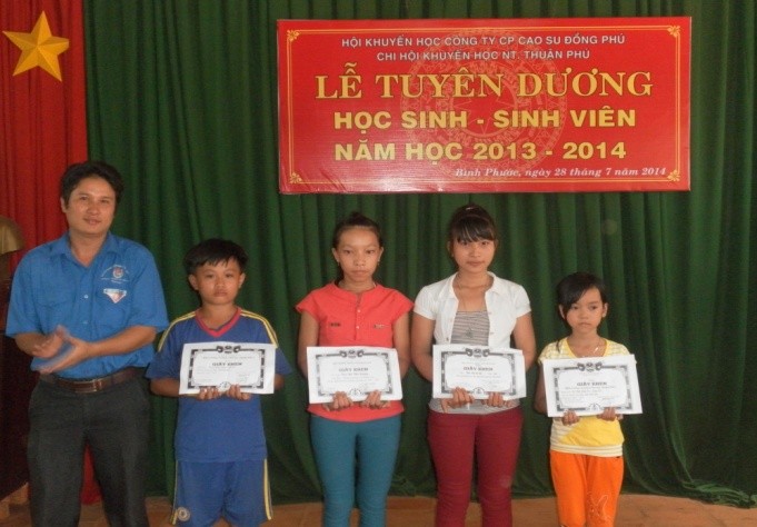 Đoàn cơ sở Nông trường tổ chức tuyên dương HSSV năm 2014